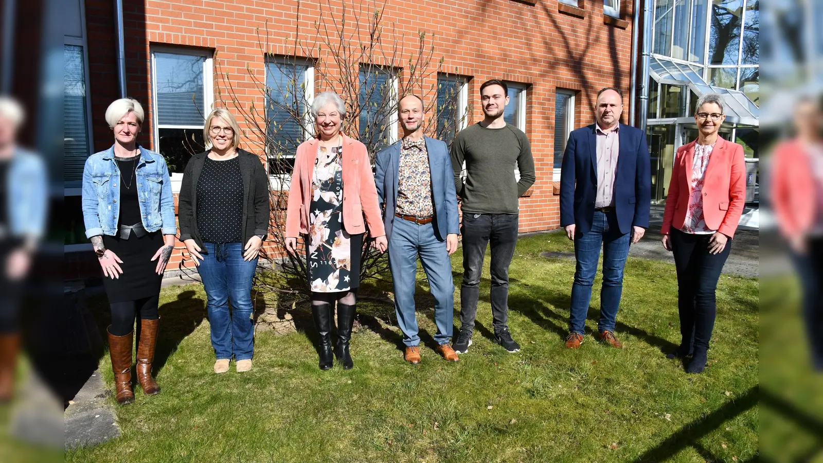 Entspannt vorm Kreishaus nach seinem offiziellen Abschied: Rainer Stecker (M) zwischen Frau Ute (l.) und Sohn Matthias Becker (r.). Daneben (v.l.) Personalratsvorsitzende Martina Kohlmeyer, Erste Kreisrätin Sarah Humburg (2.v.l.), Landrat Michael Schünemann (2.v.r.) und Personalbereichsleiterin Claudia Bonefeld. (Foto: Foto: Drews/Landkreis Holzminden)