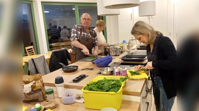 Kräuterkoch-Workshops im Bildungshaus Modexen erfreuen sich großer Beliebtheit. Hier werden die Zutaten aus der Natur thematisiert und gemeinschaftlich gekocht und gespeist. (Foto: Andrea Duurland)