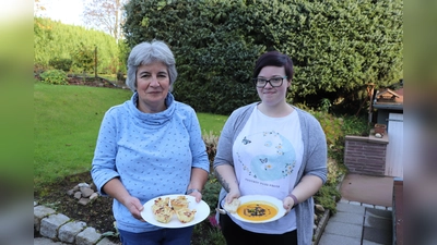 Regina (l.) und Denise genießen es, für alle beim Klöntreff zu kochen und so zur gelungenen, gemütlichen Atmosphäre des geselligen Angebots beizutragen. (Foto: privat)