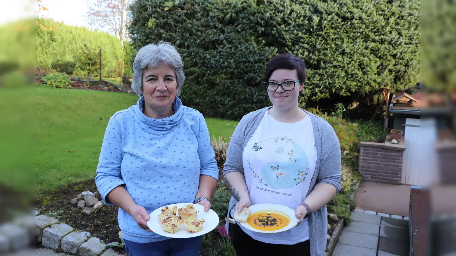 Regina (l.) und Denise genießen es, für alle beim Klöntreff zu kochen und so zur gelungenen, gemütlichen Atmosphäre des geselligen Angebots beizutragen. (Foto: privat)