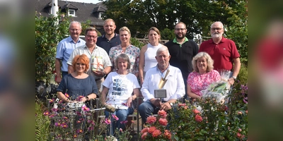 Zur Siegerehrung im Garten Brückner trafen sich: (vorne) Kerstin Driehorst, Margot und Ulrich Brückner, Beate Pechmann, (hinten) Bürgermeister Hubertus Grimm und Florian Seela (Stadt Beverungen) Wolfgang Driehorst, Nicole Bartolles (Bev. Marketing), Anna Wohlgemuth und Sven Ostmeyer (Sponsoren) und Eckardt Pechmann. Es fehlt Sponsorin Andrea Vrsaljko und Christian Frewer.  (Foto: Barbara Siebrecht)