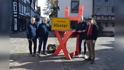 Claudia Pelz-Weskamp, Christoph Missing und Markus Finger vom Vorstandsteam der Bürgerstiftung Höxter freuen sich zusammen mit Stadtführer Wilfried Henze auf den Neubürgerempfang. (Foto: Bürgerstiftung Höxter)