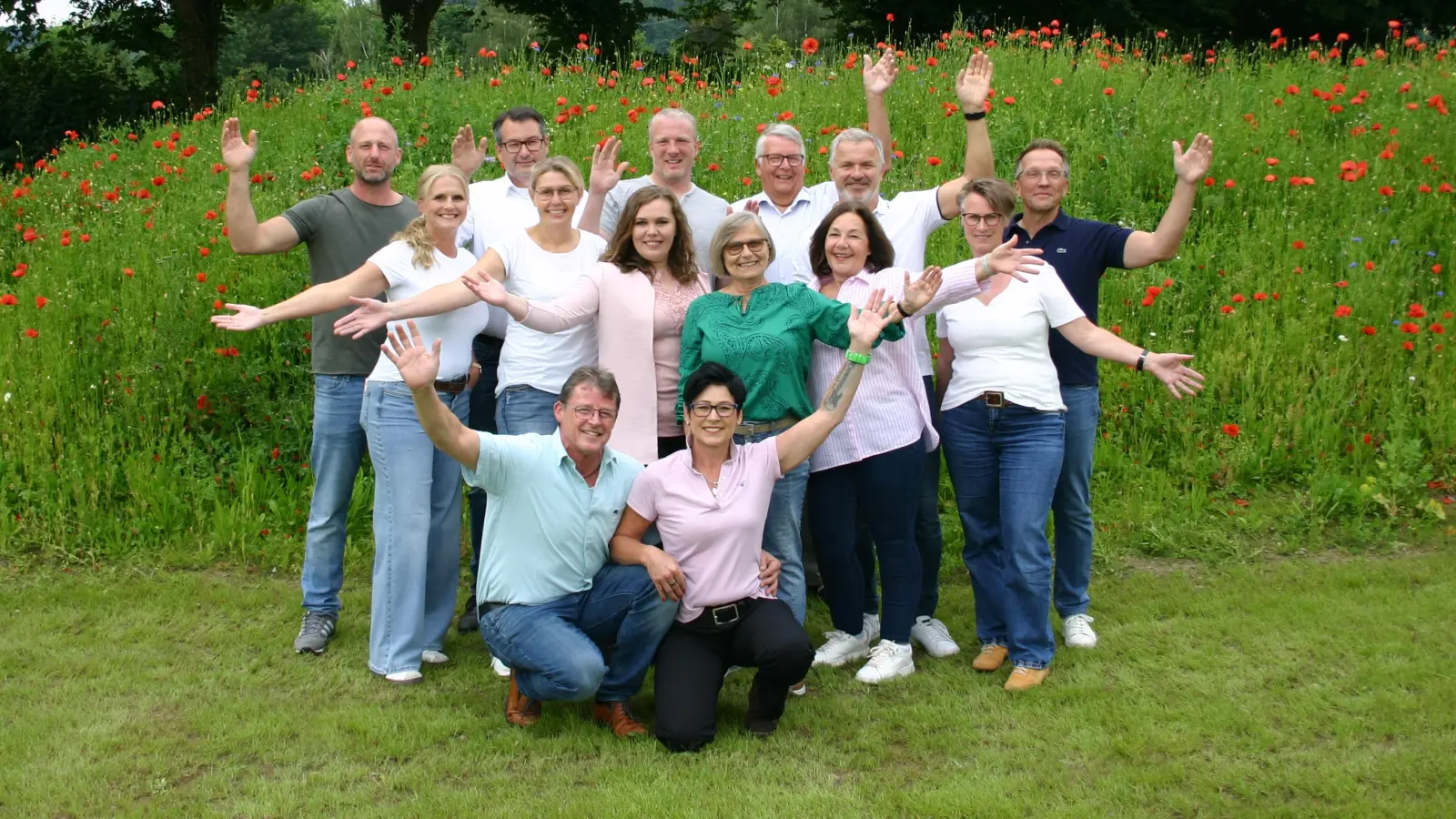 Altkönigspaar und Hofstaat (v.l.): Matthias Meise, Sandra Meise, Jörg Timmermann, Isabelle Timmermann, Sascha Bracht, Olesja Bracht, Rudolf Düker, Anne Düker, Simon Chytrek, Ilka Chytrek, Michael Heine, Andrea Schmidt, vorne König Hans-Jürgen Koch und Königin Martina Schultze. (Foto: privat)