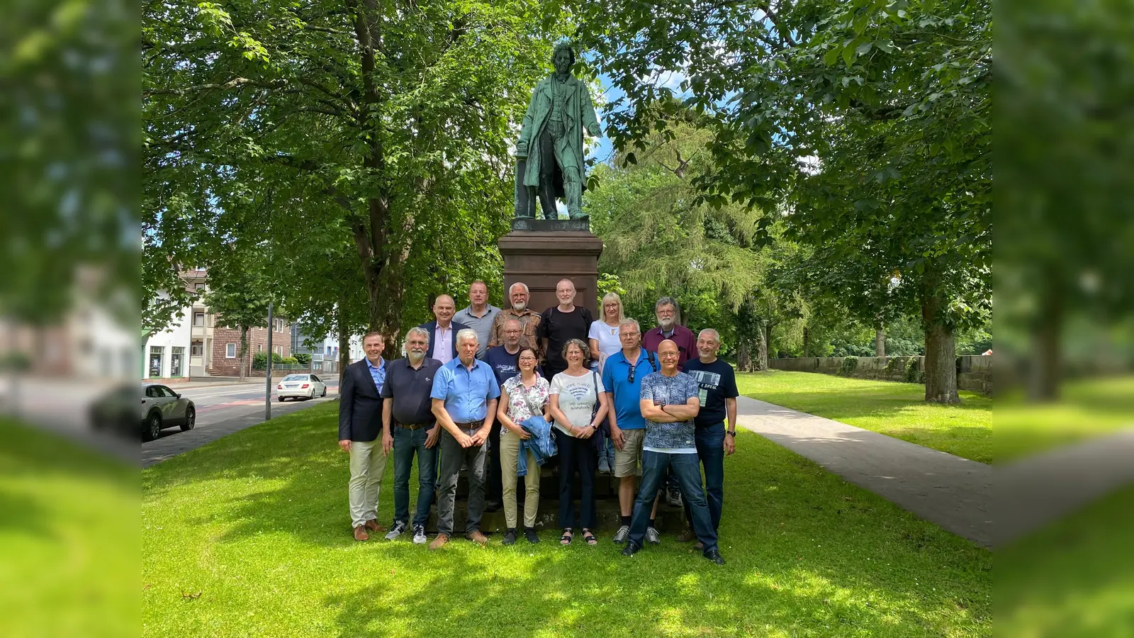 Elf Ingenieure und zwei Architektinnen mit Partnerinnen und Partnern trafen sich nach 40 Jahren an ihrer Hochschule wieder und besuchten das Denkmal des Gründers der Baugewerkschule Friedrich Ludwig Haarmann. Links: Prof. Dr. Matthias Weppler. (Foto: HAWK)