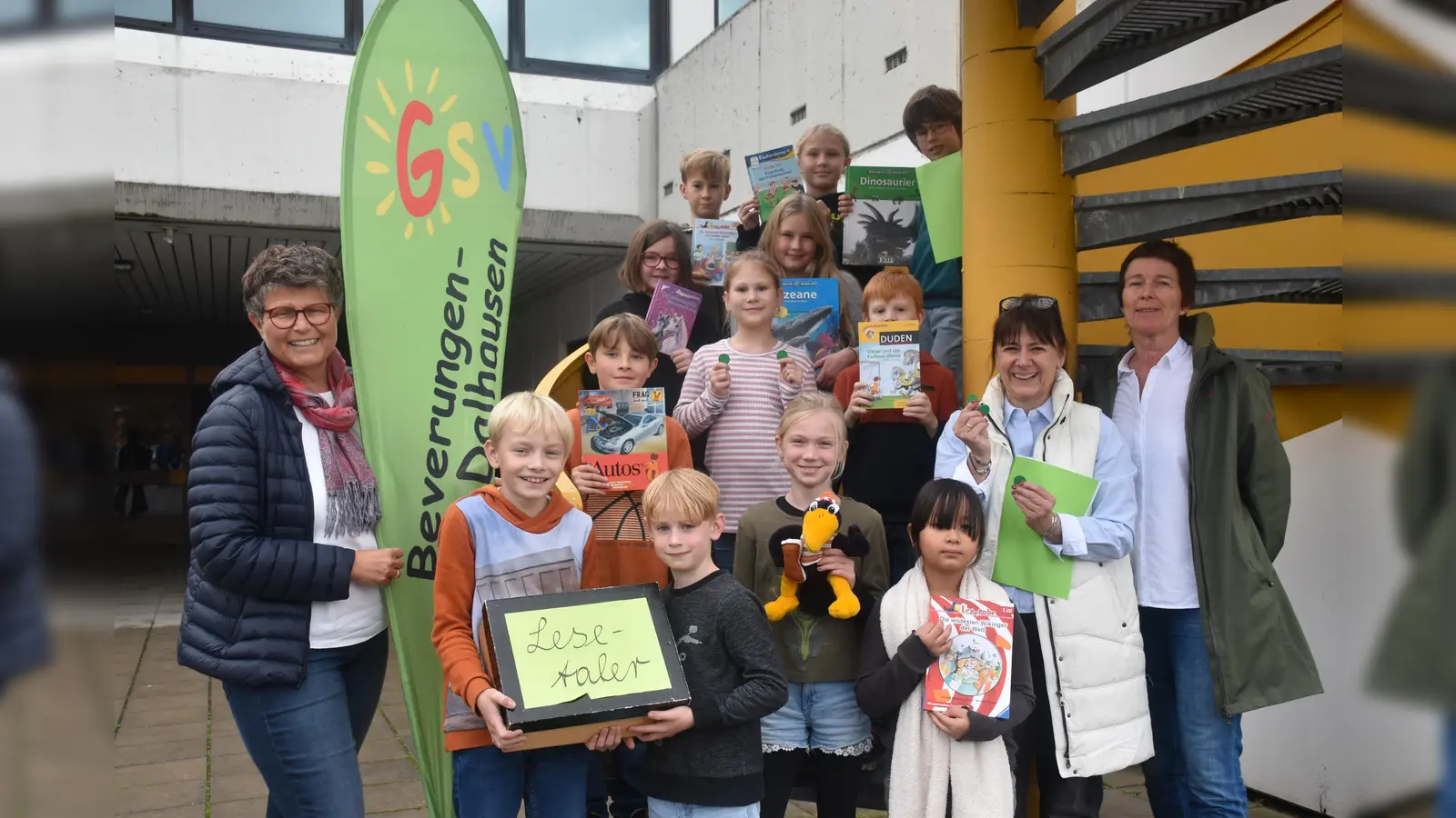 Vertreter und Vertreterinnen ihrer Klassen der. 3. und 4. Stufe und die Organisatorinnen sind gespannt darauf, welcher Kinderbuchautor an die Schule kommen wird.  (Foto: Barbara Siebrecht)