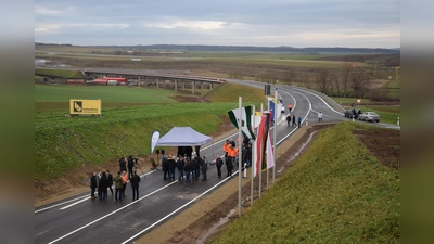 Die Fertigstellung des Nordabschnitts der Ortsumgehung Calden wurde in allen Ehren begangen.  (Foto: Marc Otto)