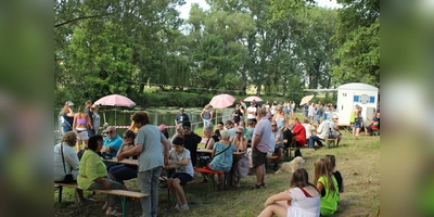 Beim 13. Schweinetrogrennen in Eberschütz starteten 48 Teams. (Foto: Julia Sürder)