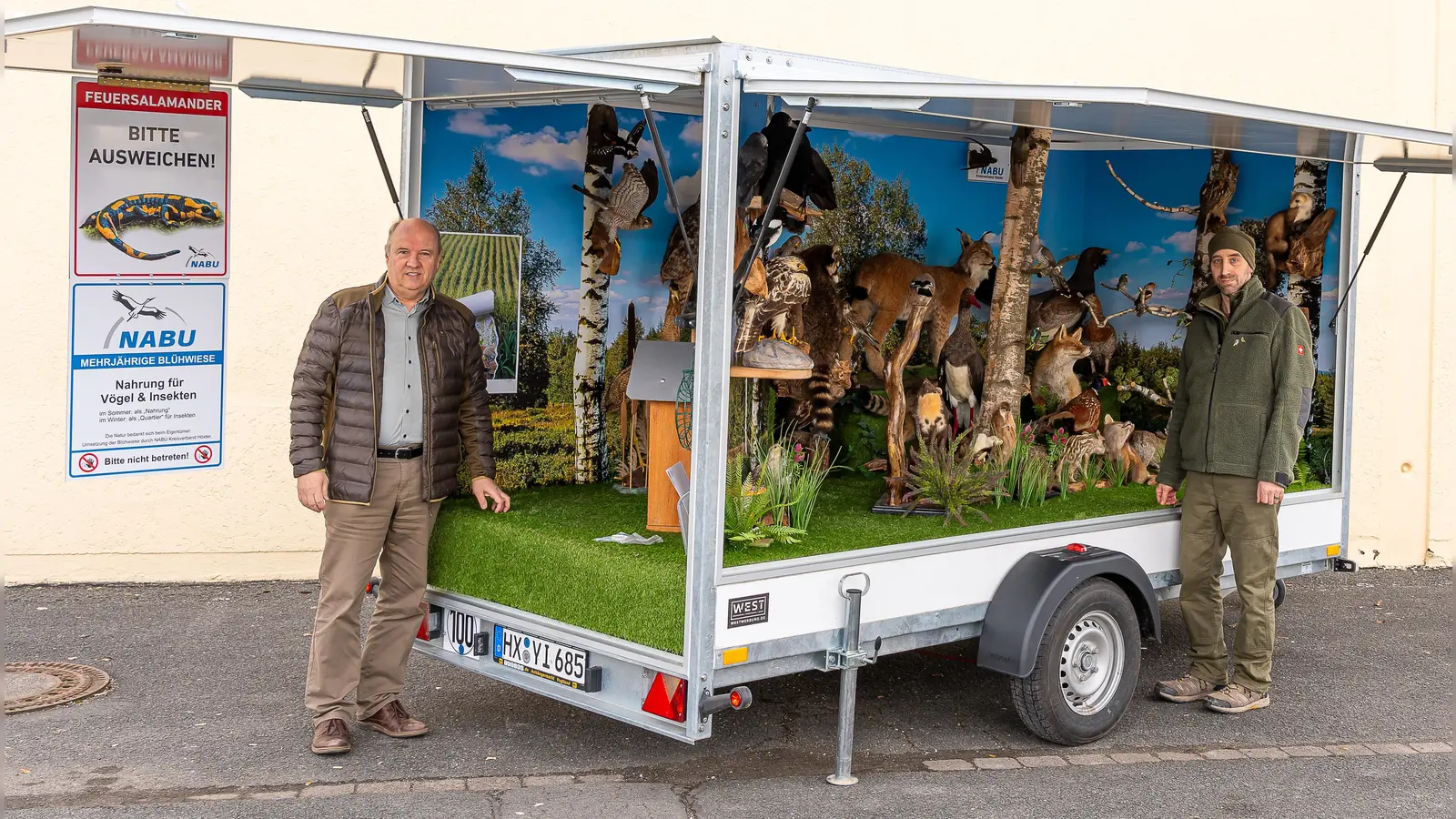 Der 2. Vorsitzende Kevin Tenter (rechts), sowie der 1. Vorsitzende Rudolf Ostermann gewähren einen Blick ins Innere. (Foto: privat)