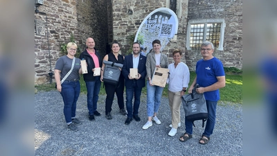 (v.l.) Stefanie Leisinger und Udo Förster von der EAM, Manuela Greipel, Geschäftsführerin Naturpark Reinhardswald, Manuel Zeich, Bürgermeister der Stadt Trendelburg, Lena Pfaar, GrimmHeimat Nordhessen, Nicole Sprenger von der EAM und Eilert Bretting, German Quest.<br> (Foto: Julia Sürder)