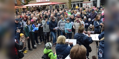 Bei Stadtwetten singen und malen, Küken grüßen, Tigerenten reiten: Buntes Treiben beim Kükenfest. (Foto: Marc Otto)