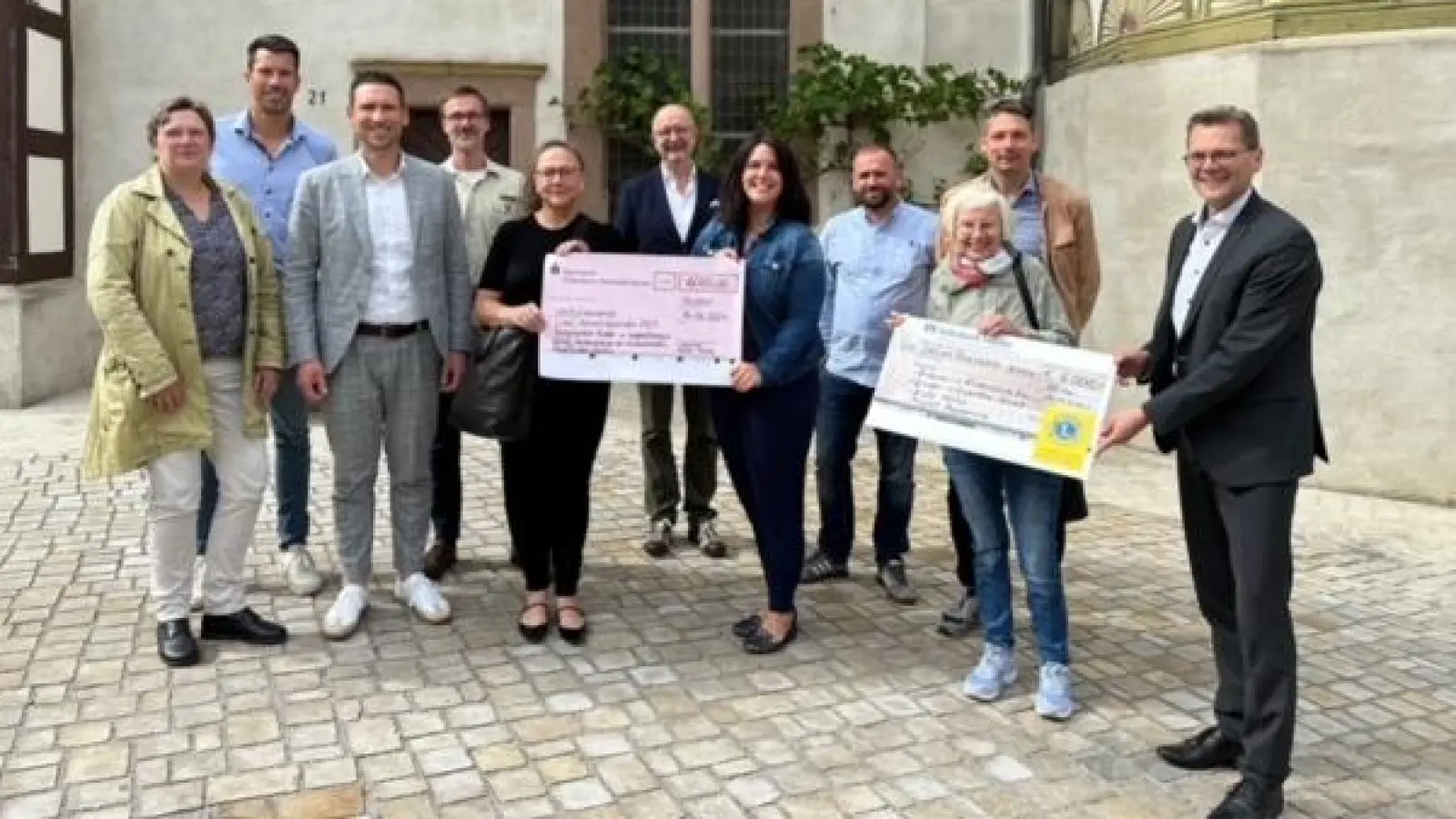 Freudige Gesichter bei der Spendenübergabe vor der Dechanei. (Foto: privat)