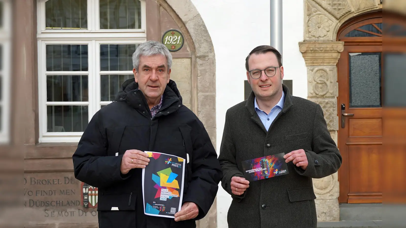 Bürgermeister Hermann Temme (links) und sein Allgemeiner Vertreter, Alexander Kleinschmidt, weisen auf die Bewerbungsfrist für den WWKulturpreis25 bei der Stadt Brakel hin.  (Foto: Stadt Brakel)