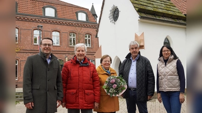 Bürgermeister Hermann Temme und Ines Koßmann (r.) sowie Alexander Kleinschmidt als Allgemeiner Vertreter (l.), dankten Klementine und Dieter Mus seitens der Stadt Brakel für den ehrenamtlichen Einsatz an der kleinen Kapelle im Hanekamp. (Foto: Stadt Brakel)