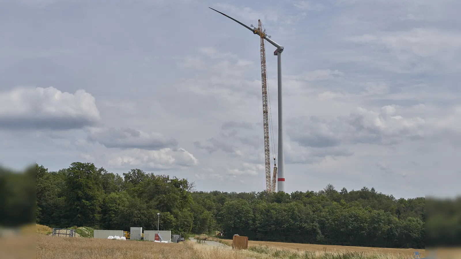 Ragt mit einer Nabenhöhe von 166 Metern hoch in den nordhessischen Himmel: Die erste der beiden am Bratberg zwischen Ersen und Zwergen entstehenden Windkraftanlagen. (Foto: Stefan Bönning)