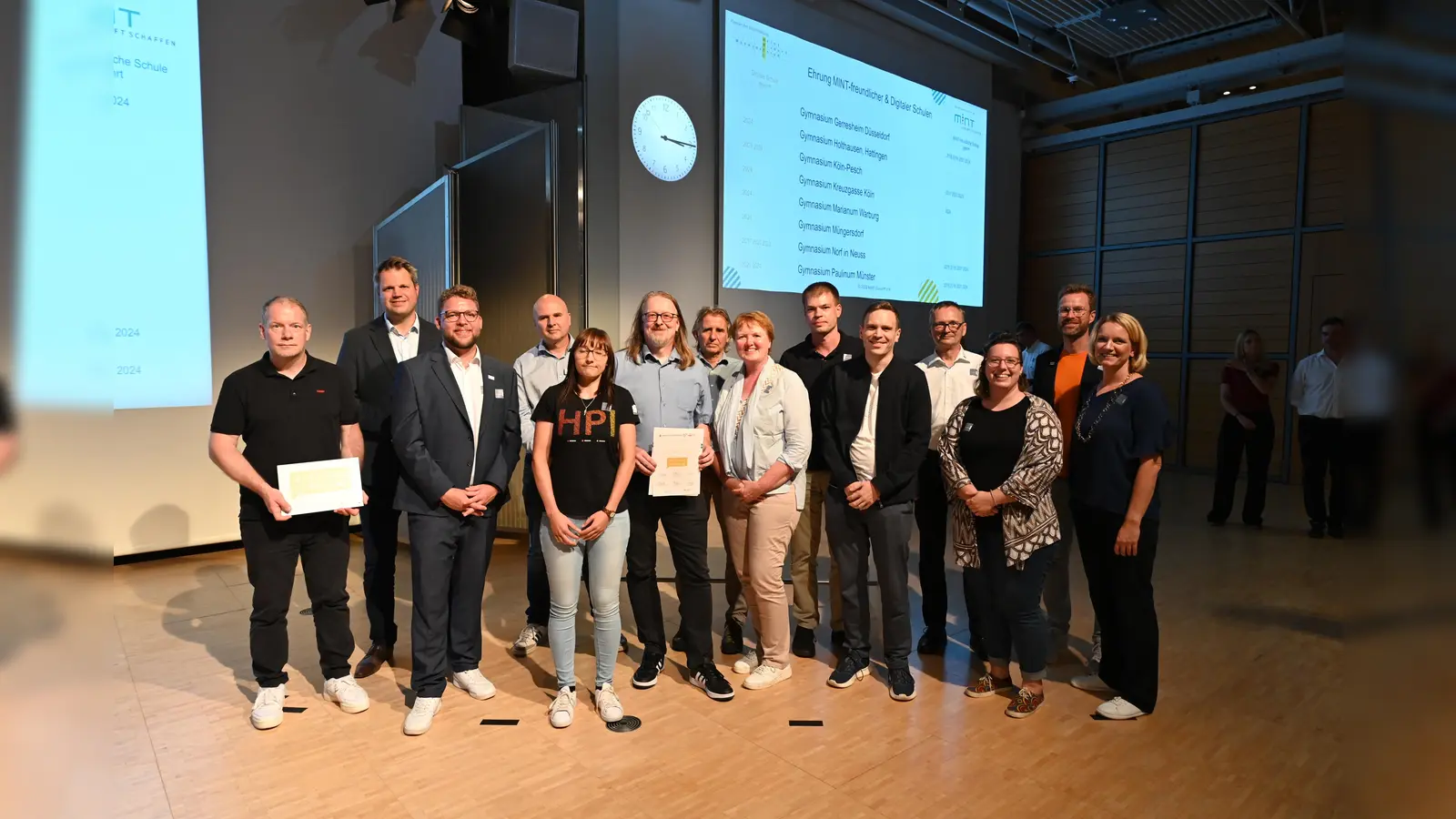 (v.l.) Christian Fischer (DTAG und Vorstand MINT Zukunft e.V), Dr. Christian Berg (HNF), Steven Bender (Zoom), Stefan Ginthum (Christiani), Lisa Rüppner (HPI), Schulleiter Frank Scholle, Klaus Killich (BRD), das Admin-Team Anita Tröster, Jan Tillmann und Fabian Krug, Jörg Iske (PTC), Jadga Huegle (SAP), Dr. Markus Riefling (Wissensfabrik), und Katharina Roelvink (BWI). (Foto: HNF/Sergei Magel)