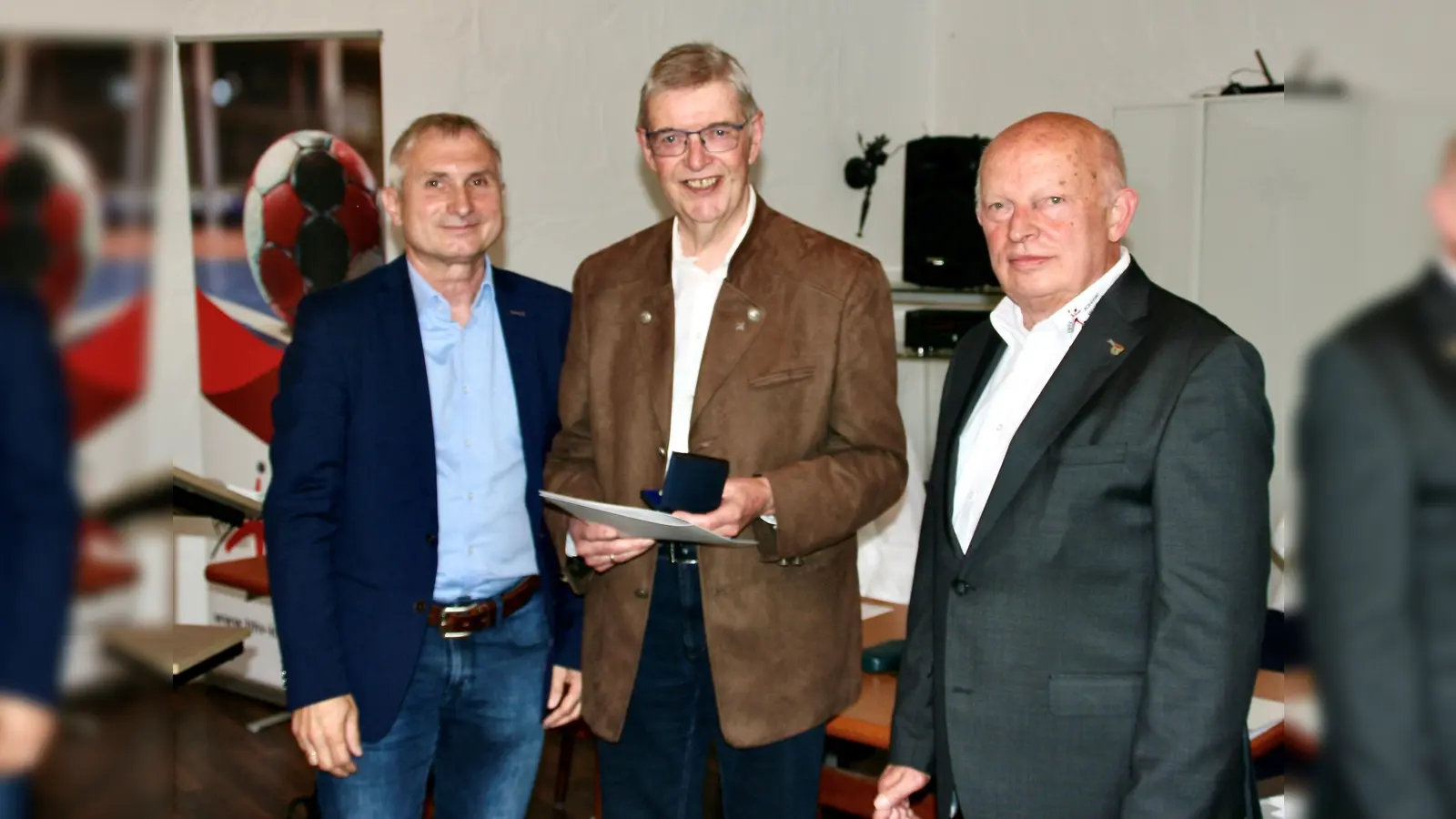 Karl-Heinz Fiege aus Hofgeismar (mi.) mit Uwe Koch (li.), Fachbereichsleiter Schulen, Sport und Mobilität beim Landkreis Kassel, und Peter Sauerwald, Bezirksvorsitzender des Handballbezirks Kassel-Waldeck.  (Foto: Landkreis Kassel)