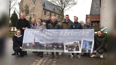 Sie haben viel vor zu den Jubiläen: (v. l.) Sandra Dierkes (Pfarrgemeinderat), Egon Winter (Heimatschutzverein), Bärbel Winter (Oberwälder Musikanten), Hedi Jakubeit (Ortsheimatpflegerin), Thomas Redeker (Orgateam), Bernhard Redeker (Ortsvorsteher), Felix Herold (VFB Körbecke),, Florian Bremer (Feuerwehr), Christina Jakobi (Traktorclub) und Michael Evers (Orgateam)  (Foto: Barbara Siebrecht)