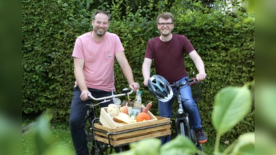 Heiko Böddeker und Ansgar Steinnökel (beide GfW im Kreis Höxter mbH) freuen sich auf die Tour durchs „Wilde Westfalen“. (Foto: Kulturland Kreis Höxter)