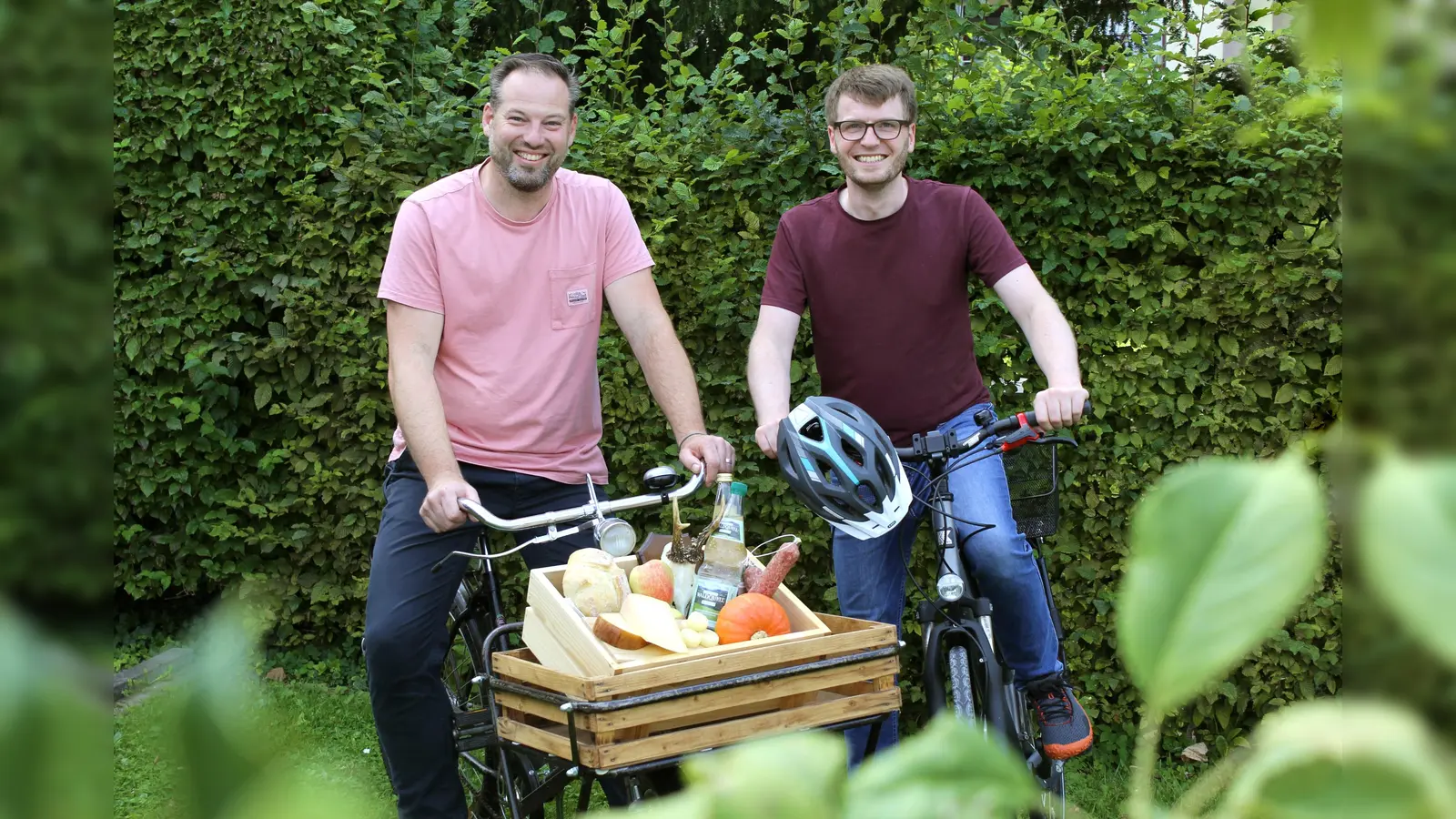 Heiko Böddeker und Ansgar Steinnökel (beide GfW im Kreis Höxter mbH) freuen sich auf die Tour durchs „Wilde Westfalen“. (Foto: Kulturland Kreis Höxter)