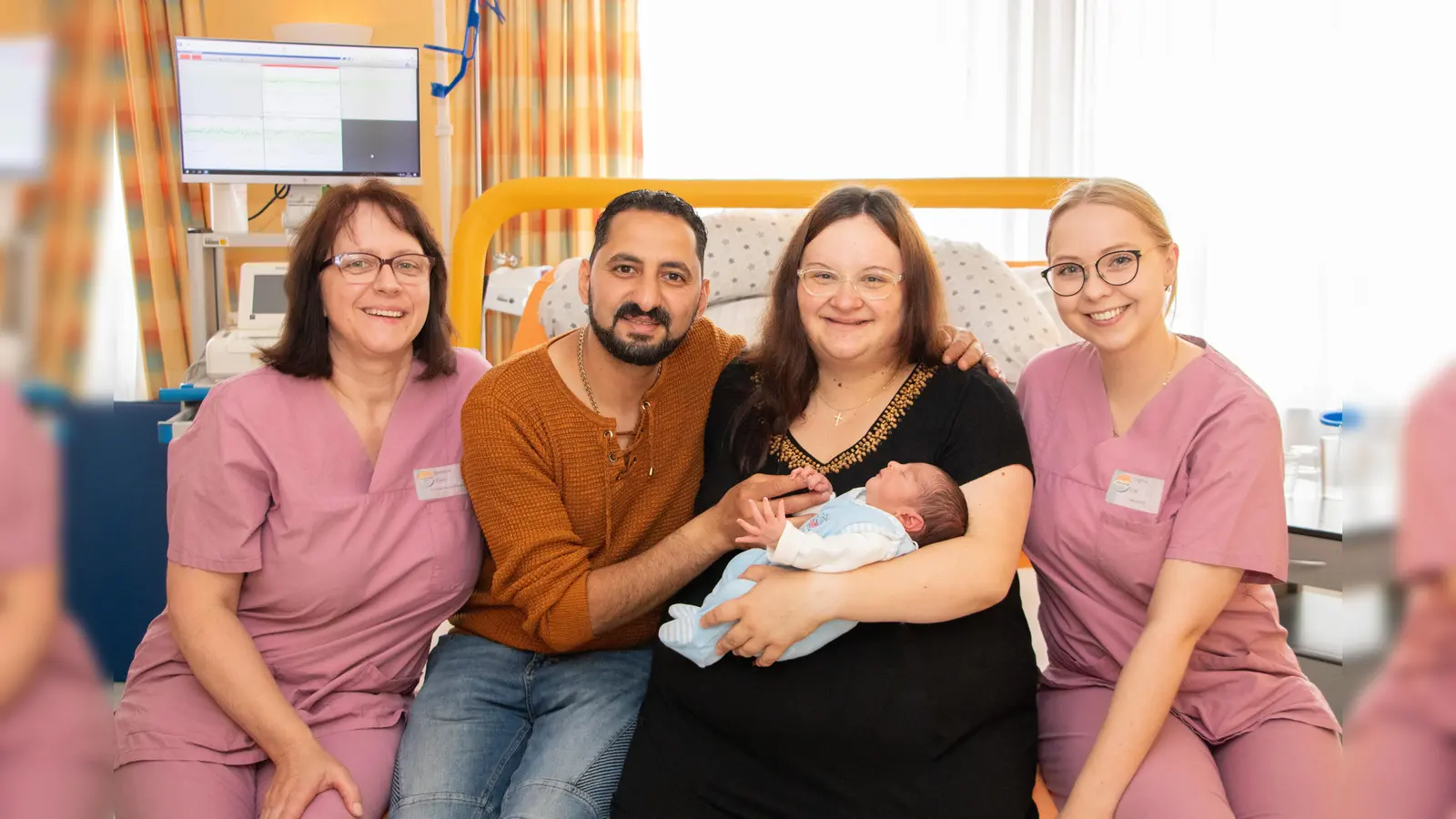 Joshua-Joël kommt als 500. Baby im St. Ansgar Krankenhaus der KHWE in Höxter zur Welt (v.l.): Stefanie Ewen (Pflegekraft Frühgeborenen-Intensiv), Abdelmassih, Sarah Nahkla mit Joshua-Joël und Hebamme Virginia Voß.  (Foto: KHWE)