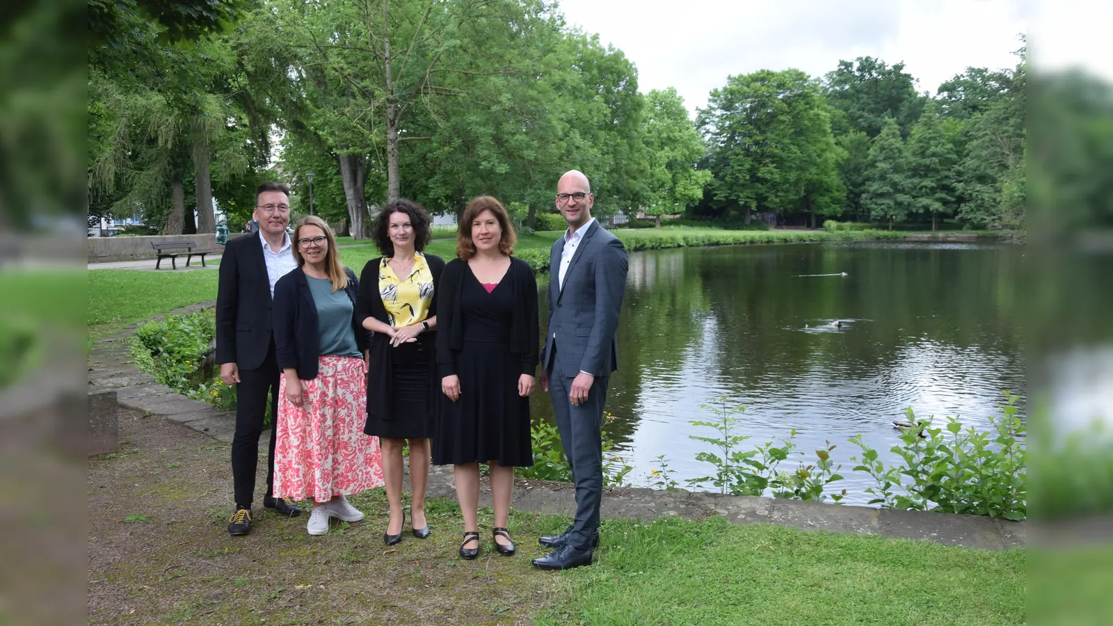 Sehen dem Fest an den Teichen mit großer Vorfreude entgegen (v.l.): Volkmar Stanoschek und Inga Schaper vom Stadtmarketing, Olga Koch und Cordula Watermann von der HAWK und Manuel Wenzel von der Braunschweigischen Landessparkasse. (Foto: Marc Otto)