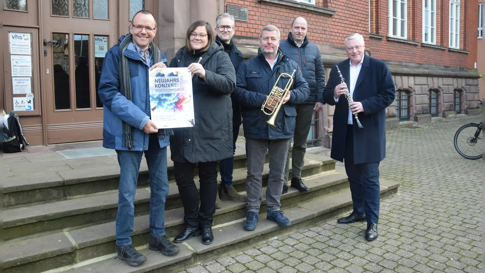 Erwarten das Neujahrskonzert 2025 mit großer Vorfreude (v.l.): Joachim Quadflieg, Marina Cooper, Andreas Nolte, Holger Engel, Stefan Vogt und Bürgermeister Daniel Hartmann.  (Foto: Marc Otto)