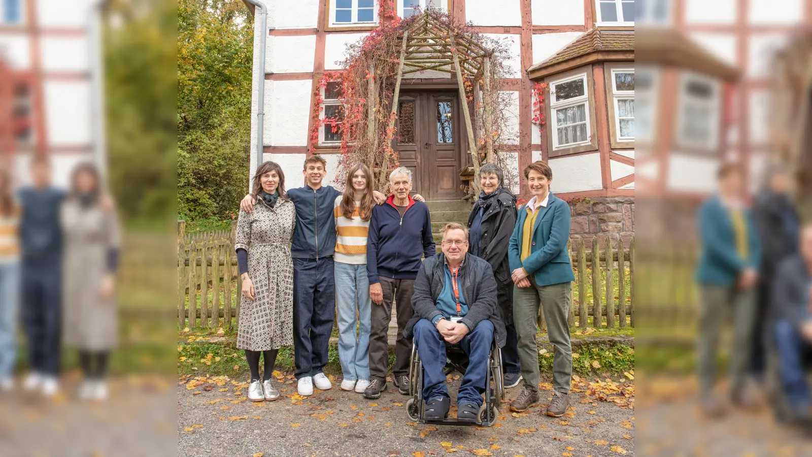 Die Familienwurzeln im Blick: Tanya Uhlmann (v. l.), Banks Uhlmann, Wrenwin Angell und Peter Uhlmann aus Kanada besuchen gemeinsam mit Dr. Heinrich Stiewe, Gefion Apel und Dr. Marie Luisa Allemeyer (alle LWL-Freilichtmuseum) das Haus Uhlmann als einen Erinnerungsort jüdischer Familiengeschichte im LWL-Freilichtmuseum Detmold. (Foto: LWL)