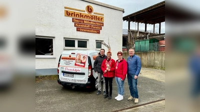 Bernhard Brinkmöller, Prinz Dirk I., Prinzessin Monika II. und Christoph Brinkmöller mit der Prinzenkutsche. (Foto: privat)