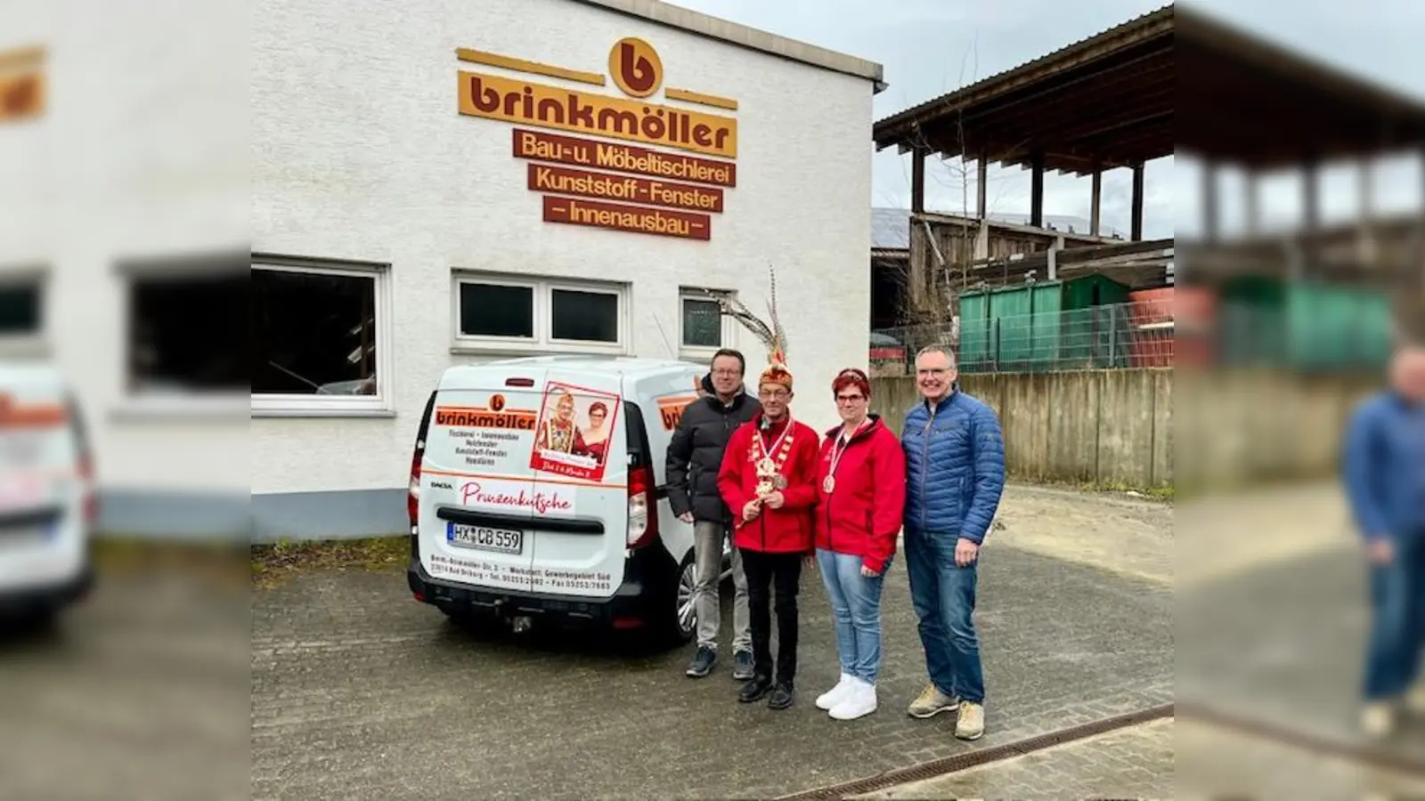 Bernhard Brinkmöller, Prinz Dirk I., Prinzessin Monika II. und Christoph Brinkmöller mit der Prinzenkutsche. (Foto: privat)