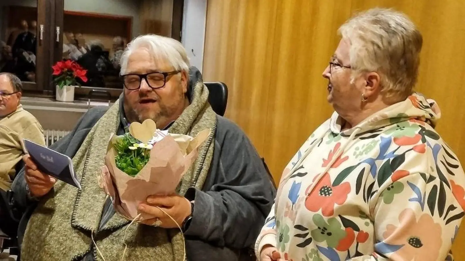 Alexander Bieseke bedankt sich im Namen der Mitglieder bei Inge Ernst, der „Gruppenmutter”. (Foto: privat)