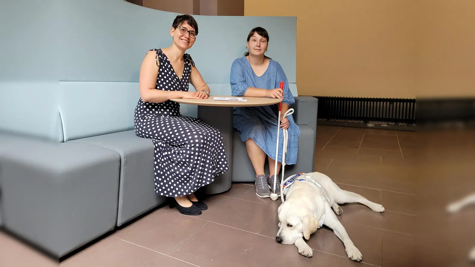 Prof. Dr. Viviane Schachler, Inklusionsbeauftragte der Fakultät Management, Soziale Arbeit, Bauen (links), und Adina Kroggel mit Assistenzhündin Gusta. (Foto: HAWK)