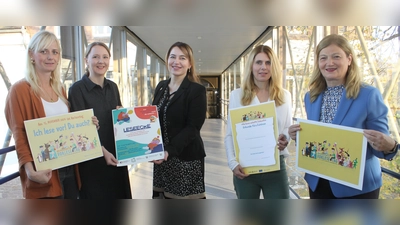 Auf den 21. bundesweiten Vorlesetag am Freitag, 15.November, freuen sich (von links): Sarah Mönnekes (Kommunales Integrationszentrum), Jana Potthast (Lehrkraft KI), Kreisdirektorin Manuela Kupsch, Sarah Nolte-Jelitte (Lehrkraft KI) und Filiz Elüstü (Teamleitung Kommunales Integrationszentrum). (Foto: Kreis Höxter)