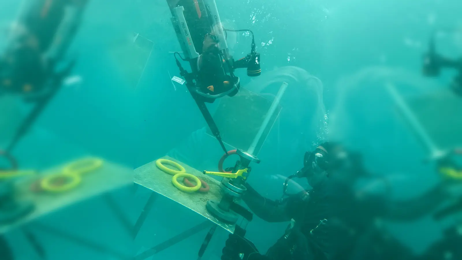 Drohne mit Greifer unter Wasser im Einsatz. (Foto: Landkreis Holzminden)