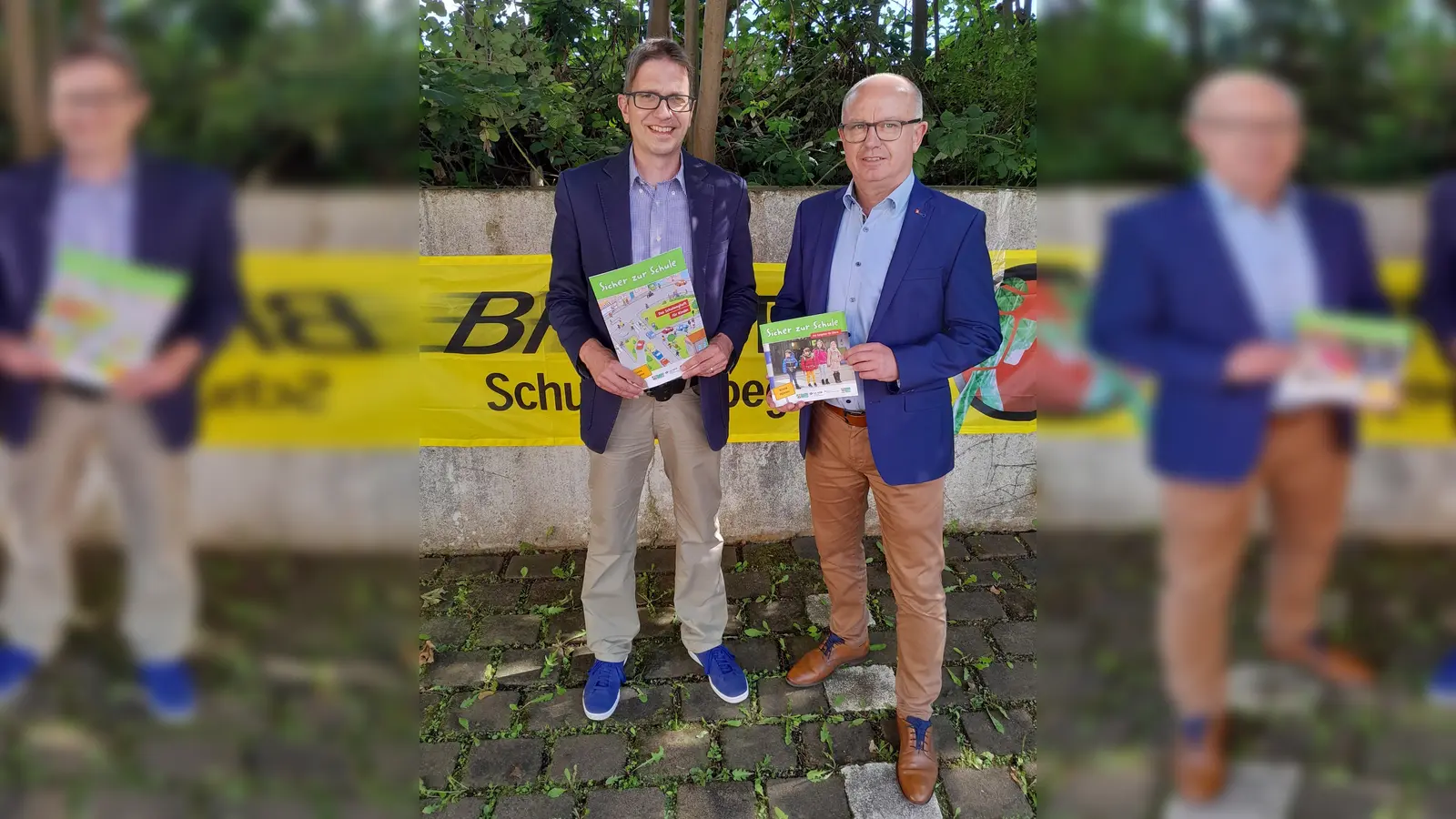 Oliver Thöne, Geschäftsführer der Kreisverkehrswacht, und Martin Dirkes, Vorstand der Sparkassenstiftung für den Kreis Höxter (v.l.), präsentieren den Ratgeber „Sicher zur Schule“. (Foto: Verkehrswacht für den Kreis Höxter e.V.)