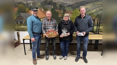 Die Sieger des Winterpreisschießens (v.l.): Martin Laudage (1. Vorsitzender) Gerhard Hildebrandt (1. Platz), Petra Schmidt (2. Platz) und Hans-Gunther Cramme (3. Platz). (Foto: privat)