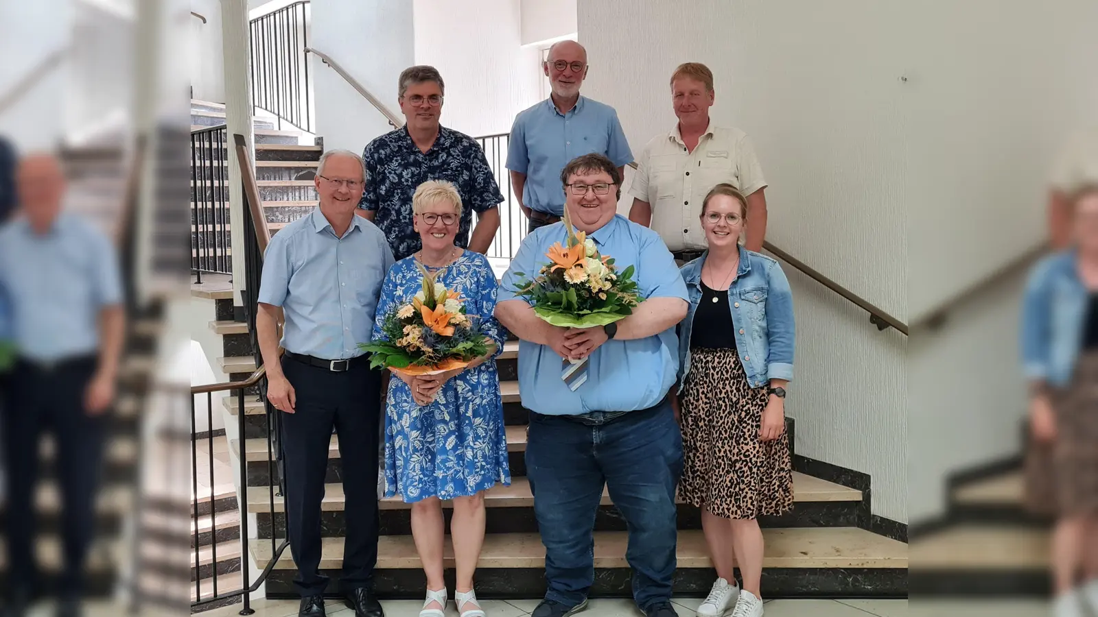 Jubiläen bei der Stadt Beverungen: (vorne v. l.) Bürgermeister Hubertus Grimm, Annemarie Cooper, Ludger Ernst, Anna Sander (hinten v. l.) Frank Filmar, Uwe Lippenmeyer, und Rainer Wohlfahrt. (Foto:  Stadt Beverungen)