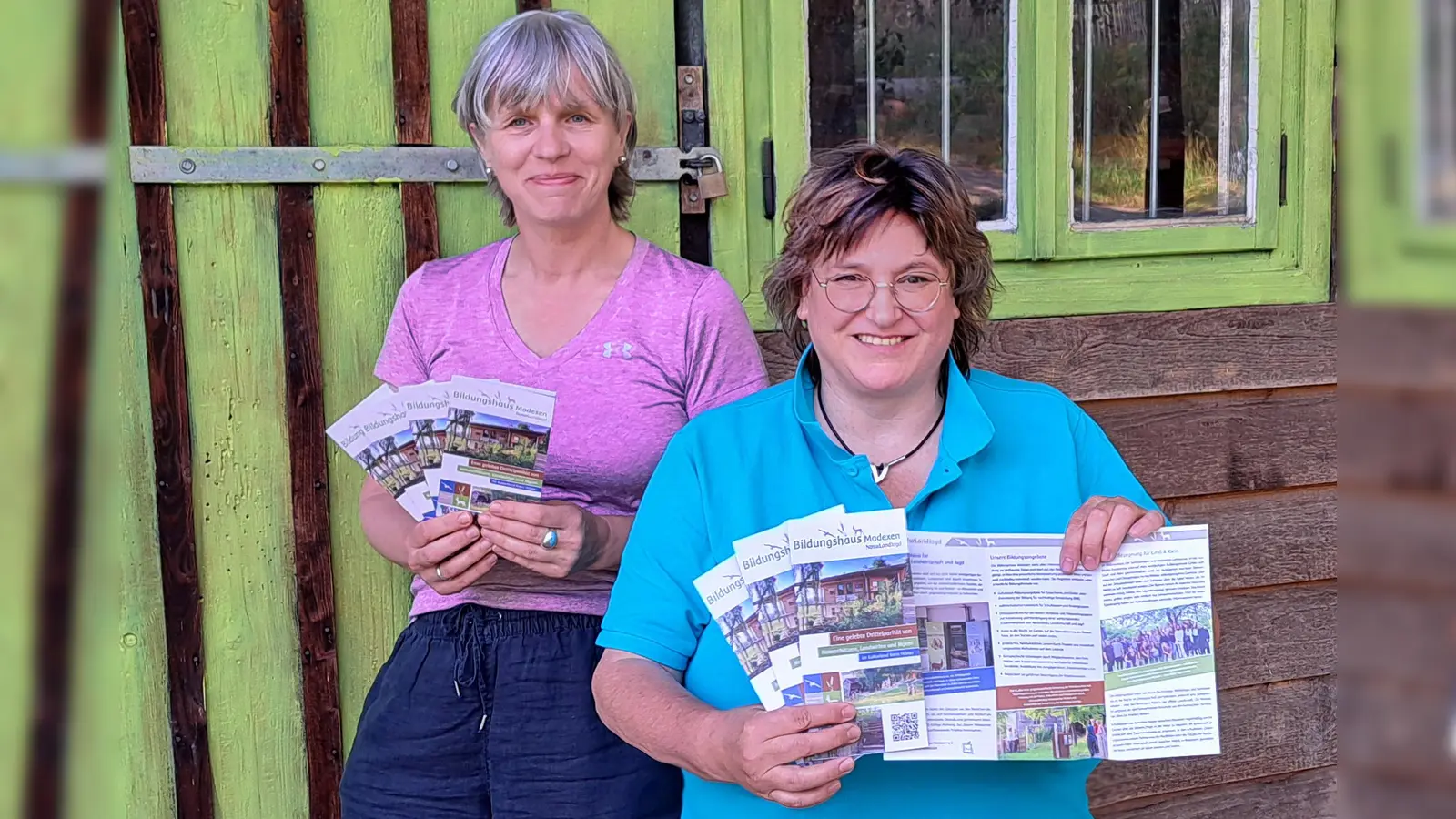 Anja Multhaup und Christiane Sasse vom Trägerverein präsentieren den neuen Flyer des Bildungshauses Modexen. (Foto: Dennis Wiegard)