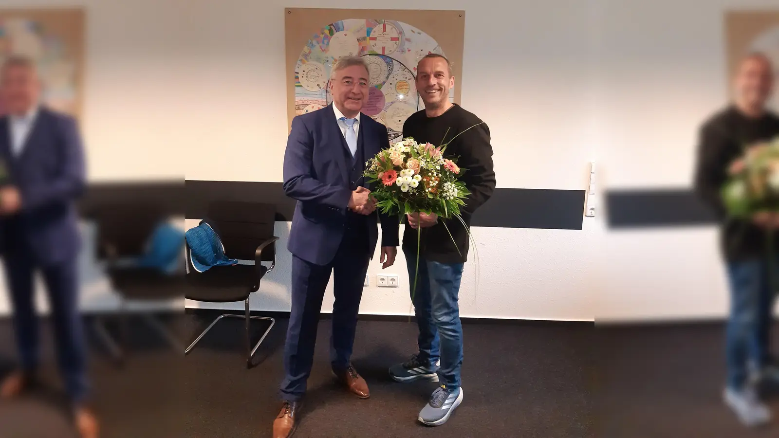 Blumen zum Jubiläum: Vorstand Martin Kupper (links) gratulierte Michael Tietze persönlich. (Foto: privat)