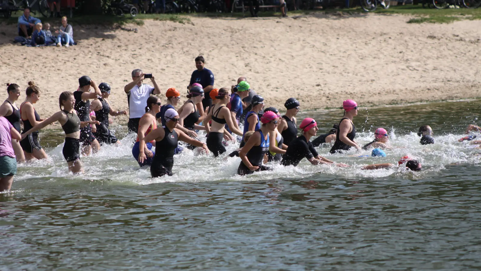 „Auf die Plätze, fertig, los“: Die Frauen kämpfen beim Start um die besten Plätze im Godelheimer Freizeitsee. (Foto: Jürgen Drüke/Kreis Höxter)