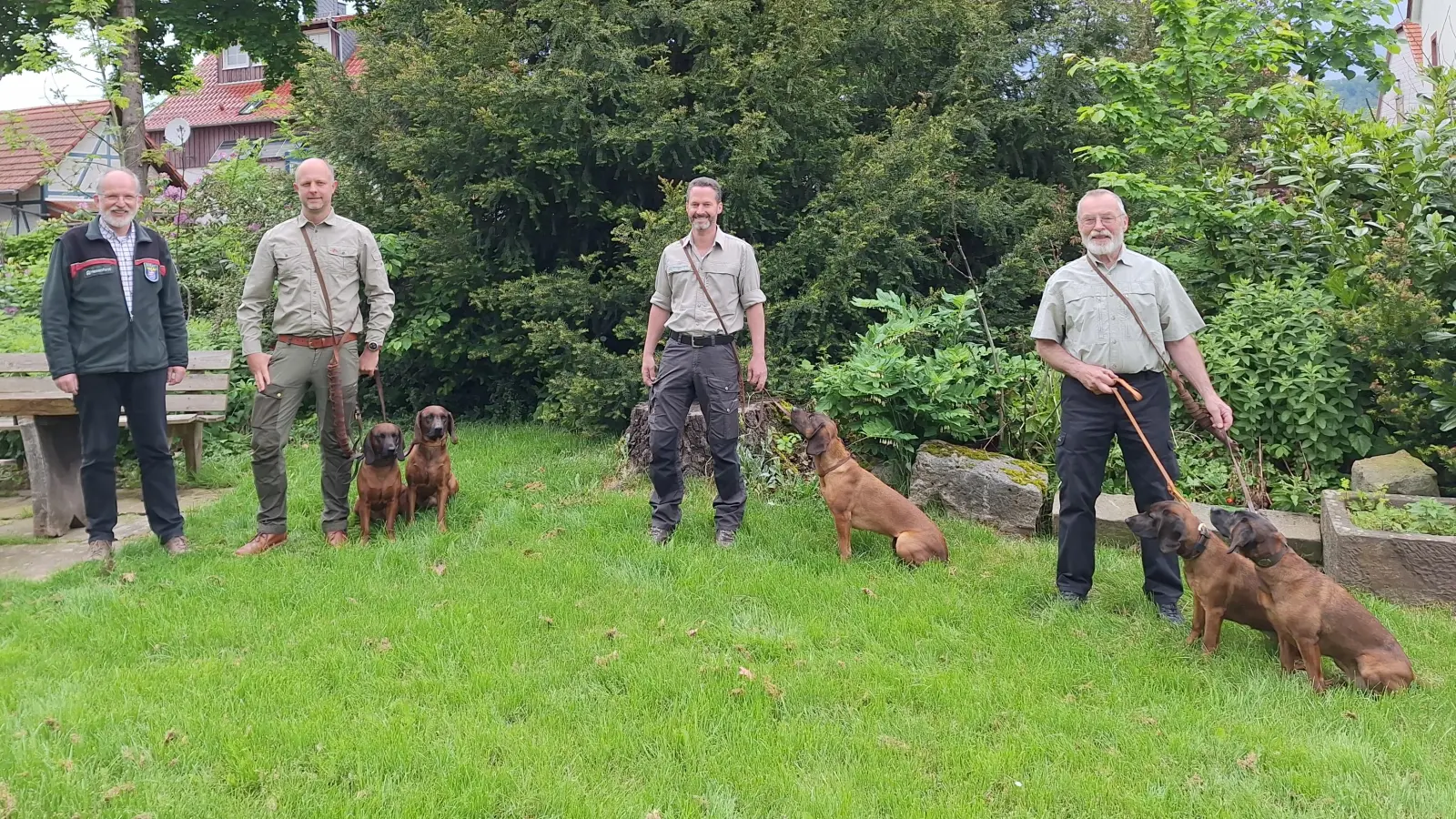 V.l.: Forstamtsleiter und Vorsitzender der Rotwild-Hegegemeinschaft Reinhardswald Holger Pflüger-Grone, Nachsuchengespann Philipp Tassius, Gunter Mantel und Eckhard Kamm. (Foto: Jens Helberg)