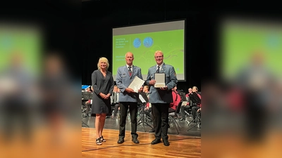 (v.l.) Dr. Hildegard Kaluza, Wolfgang Koch (2. Vorsitzender) und Florian Peine (1. Vorsitzender) nahmen die Auszeichnungen entgegen. (Foto: privat)