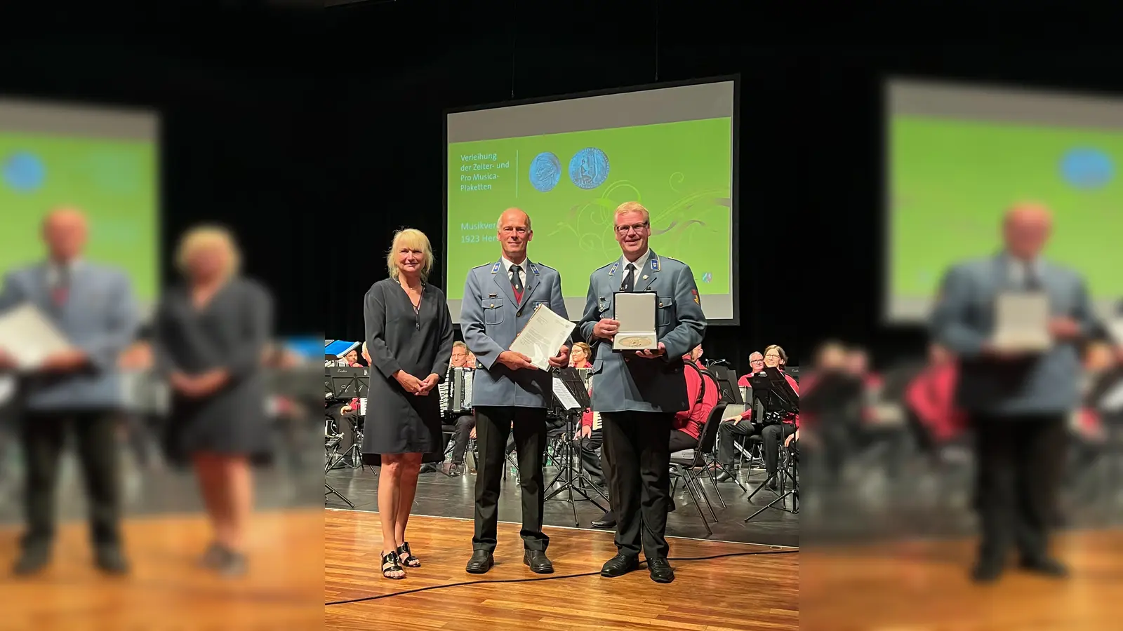 (v.l.) Dr. Hildegard Kaluza, Wolfgang Koch (2. Vorsitzender) und Florian Peine (1. Vorsitzender) nahmen die Auszeichnungen entgegen. (Foto: privat)