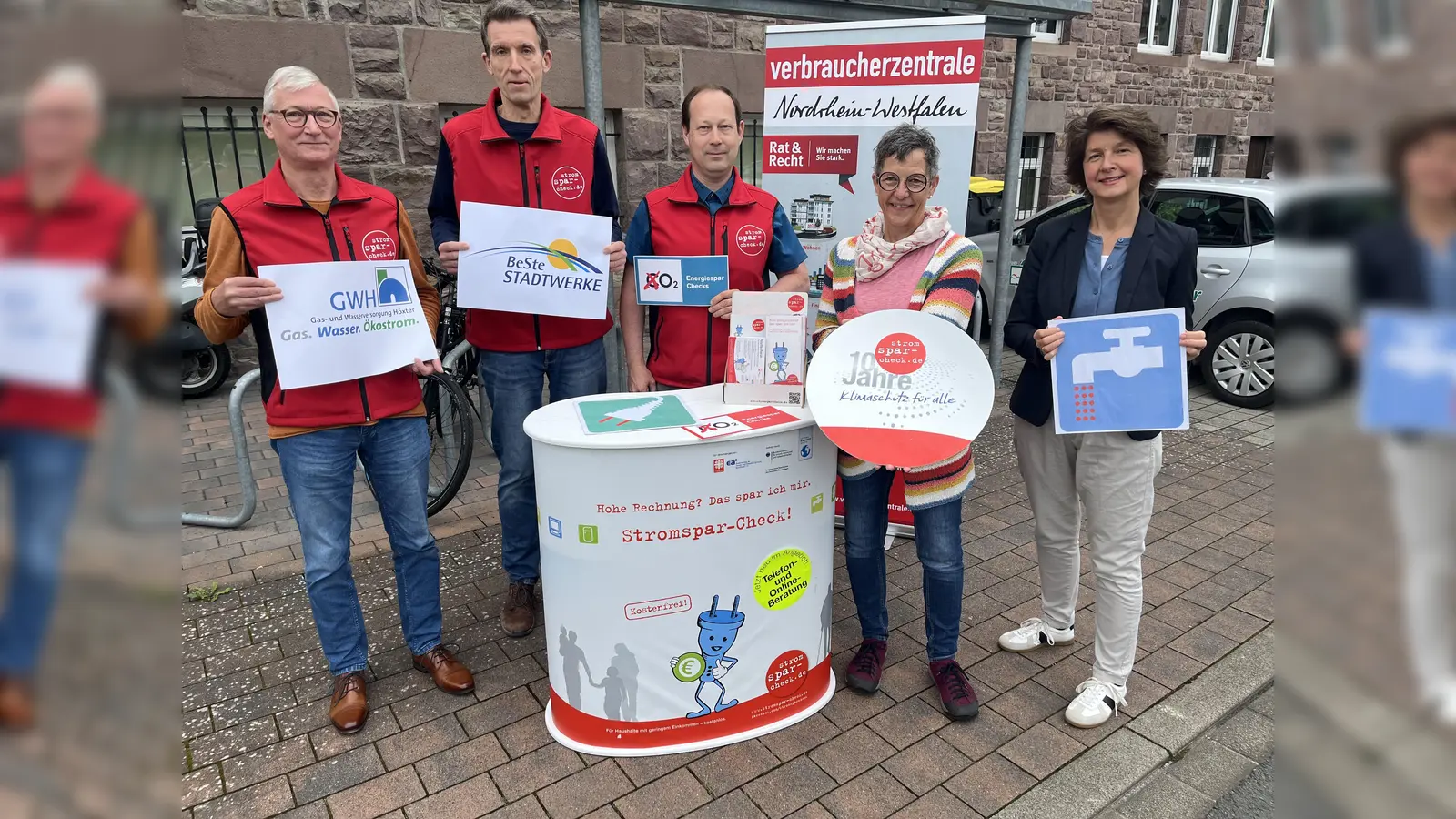 Sie stellen anlässlich des internationalen Energiespartags das Projekt „Stromspar-Check“ heraus (v.l.): Die Stromsparhelfer Karl Nölting und Jörg Stahr, Projektleiter Maksim Boschmann, Martina Krog, Klimaschutzbeauftrage beim Kreis Höxter, sowie Ute Delimat von der Verbraucherzentrale NRW im Kreis Höxter. (Foto: Kreis Höxter)