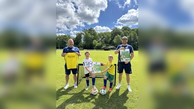 Werben für das Fußballcamp (v.l.): Tobias Otto (Vorsitzender Jugendabteilung), Bastian &amp; <br>Benjamin, Michael Brockmann (1. Vorsitzender). (Foto: privat)