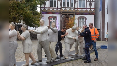 Schon ein bisschen wie eine Aufforderung zum einem Tanz: Die Polonaise der Alltagsmenschen vor der Dechanei wird ins Winterlager gebracht. Kein alltäglicher Job. (Foto: Marc Otto)