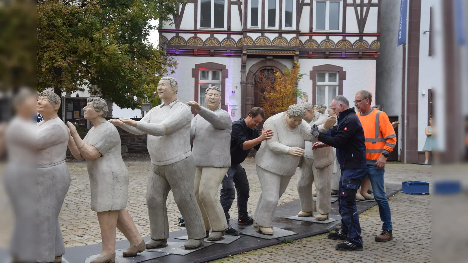 Schon ein bisschen wie eine Aufforderung zum einem Tanz: Die Polonaise der Alltagsmenschen vor der Dechanei wird ins Winterlager gebracht. Kein alltäglicher Job. (Foto: Marc Otto)