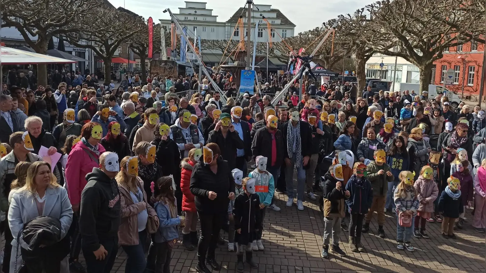 Bei der Sponsorenwette kamen 2024 bis zu 200 Personen mit Kükenmaske auf dem Holzmindener Marktplatz. (Foto: Stadtmarketing Holzminden GmbH)