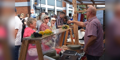 Beim Käsemarkt versteht es sich von selbst, dass man auch tüchtig probieren darf. (Foto: Marc Otto)