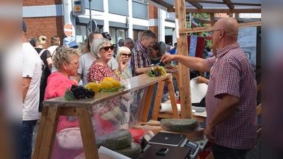 Beim Käsemarkt versteht es sich von selbst, dass man auch tüchtig probieren darf. (Foto: Marc Otto)