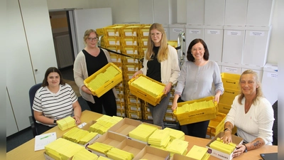 Mehr als 35.000 gelbe Stimmbriefe sind bis Freitagvormittag (31. Mai) in der Kreisverwaltung eingegangen. Das Team im Abstimmungsbüro hat alle Hände voll zu tun (von links): Muriel Brockschnieder, Marina Mantler, Anna Röttger, Marion Böker und Nancy Grübel, Kreis. (Foto: Kreis Höxter)